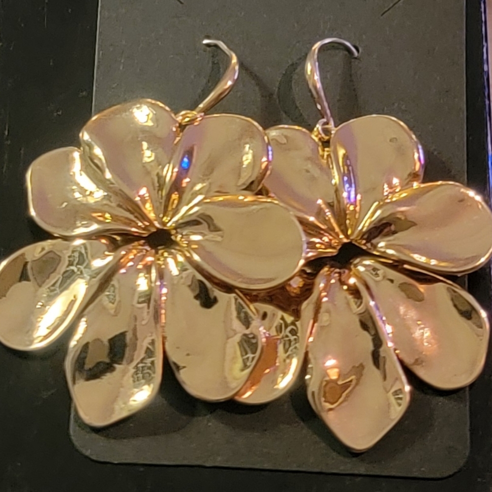 Elegant Gold Flower Earrings